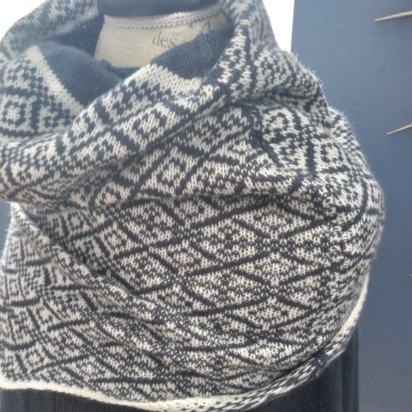 Handmade sweater cape - Picture 2 of 4